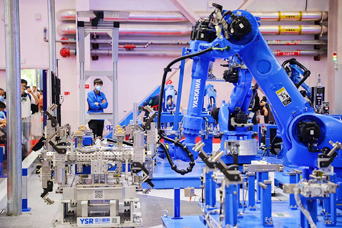 安川首钢新能源电池盒机器人智能生产线