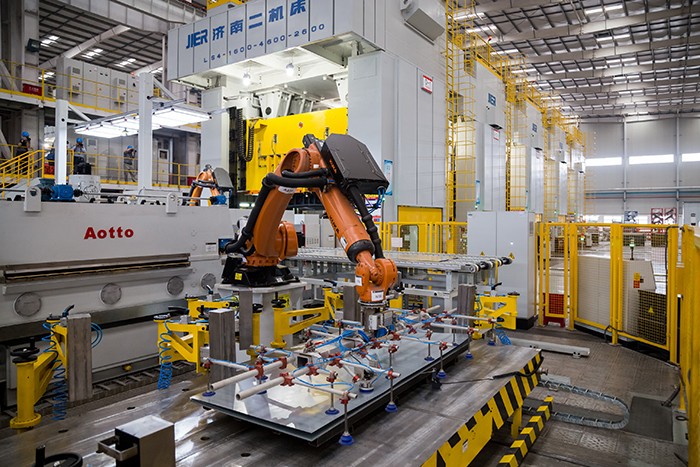 2021年机器人全行业营业收入超过1300亿元，稳居全球第一大工业机器人市场！