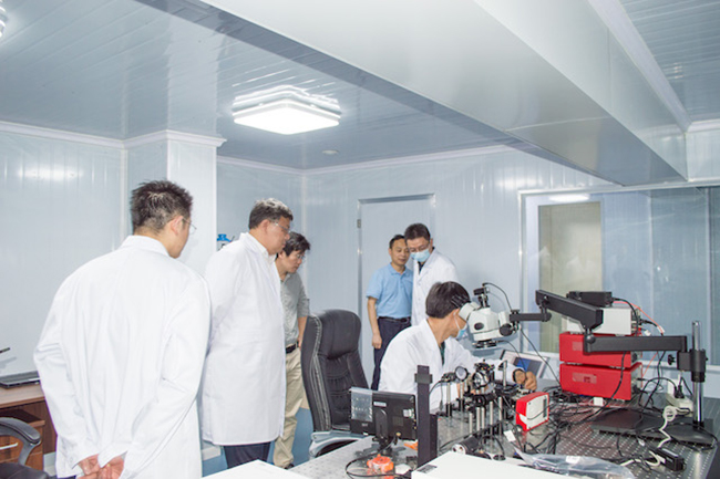 研究人员正在检验扬州群发公司激光雷达芯片