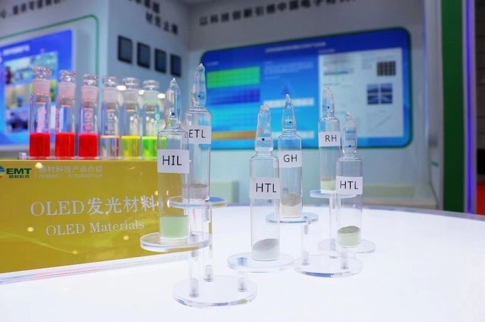 市场调查企业CINNO Research数据显示，截至今年第一季度末，中国面板企业在中小尺寸OLED面板市场占有率达到22.6%。而在2020年，这一占有率刚超10%。短短两年时间里，中国中小尺寸OLED市场占有率增加了一倍以上。相比之下，曾经基本垄断OLED中小型面板市场的韩国企业市占率则为77.4%，首次跌破八成。